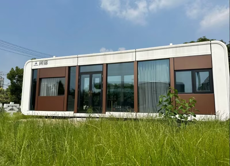 the 40ft Apple studio